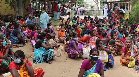 முற்றுகைப் போராட்டத்தில் ஒப்பந்த துப்புரவுப் பணியாளர்கள்.