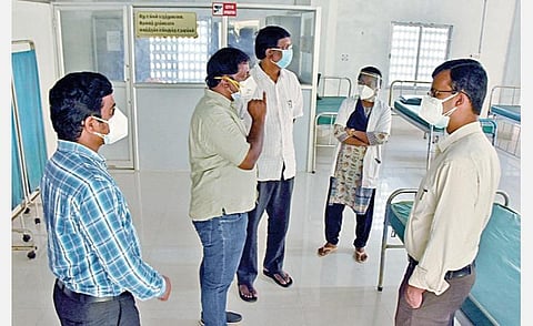 மாமல்லபுரம் அரசு மருத்துவமனையில் படுக்கை வசதி ஏற்படுத்துவது தொடர்பாக மாவட்ட ஆட்சியர் ஜான் லூயிஸ் ஆய்வு மேற்கொண்டார்.﻿