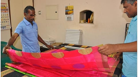 இருண்டு கிடக்கும் பட்டு நெசவாளர் வாழ்வு!- அந்தியூர் நெசவாளர்கள் வேதனை
