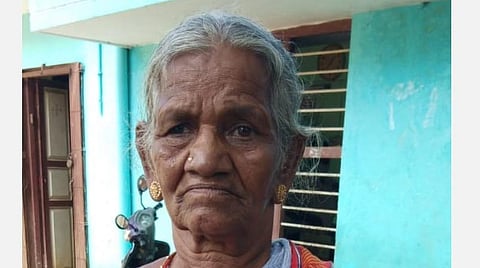 சேமிப்பு கணக்கு அட்டையுடன் மூதாட்டி கிருஷ்ணவேணி.