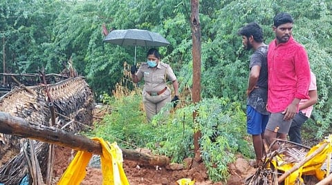 சுவர் இடிந்து அய்யம்மாள் உயிரிழந்த இடம்
