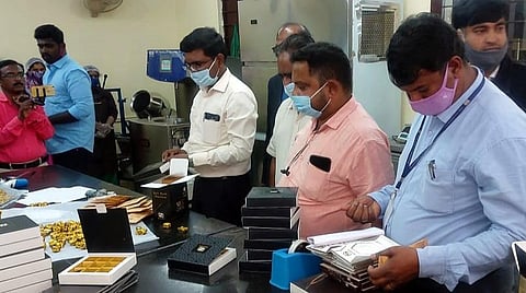 சாக்லேட் தொழிற்சாலையில் ஆய்வு செய்யும் உணவுத்துறை அதிகாரிகள்