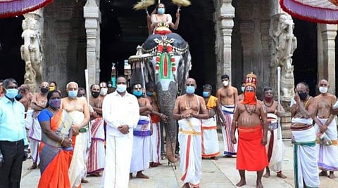 ஜேஷ்டாபிஷேகத்தையொட்டி காவிரி ஆற்றிலிருந்து கொண்டு வரப்பட்ட புனித நீர் தங்கக் குடத்தில் யானை மீது வைத்து தாயார் சன்னதிக்கு எடுத்து வரப்பட்டது.