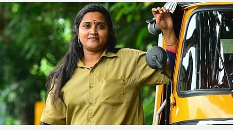 கரோனா கற்றுத் தந்த புதுத்தொழில்!- ஆட்டோ ஓட்டிப் பிழைக்கும் கேரள நடிகை மஞ்சு