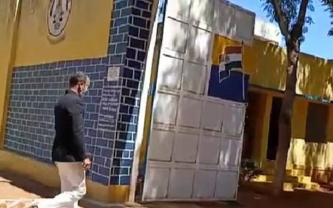கைதிகளை விசாரிக்கச் செல்லும் நடுவர் பாரதிதாசன்.