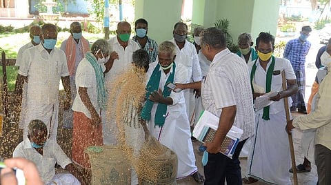 விதை நெல்லைக் கொட்டி விவசாயிகள் போராட்டம்.