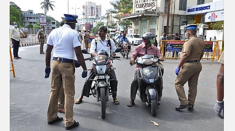 நாளை முழு ஊரடங்கு; அத்தியாவசியத் தேவைக்குக் கூட வெளியில் வராதீர்கள்: அனுமதியின்றி வெளியில் சுற்றினால் நடவடிக்கை