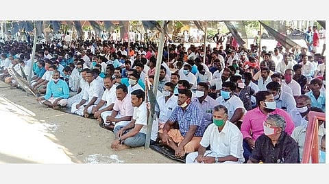 சுருக்குமடி வலைக்கான தடையை நீக்கக் கோரி மயிலாடுதுறை மாவட்டம் பூம்புகார் பேருந்து நிலையம் அருகில் நேற்று உண்ணாவிரத போராட்டத்தில் ஈடுபட்ட மீனவர்கள்
