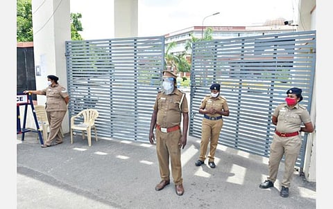 சேலம் ஆட்சியர் அலுவலகத்தில் பணிபுரியும் இரு ஊழியர்களுக்கு   கரோனா வைரஸ் தொற்று உறுதி செய்யப்பட்டுள்ளது. இதையடுத்து, நேற்று முன்தினம் முதல் ஆட்சியர் அலுவலகம் முழுமையாக மூடப்பட்டு போலீஸ் பாதுகாப்பு போடப்பட்டுள்ளது. படம்: எஸ். குரு பிரசாத்