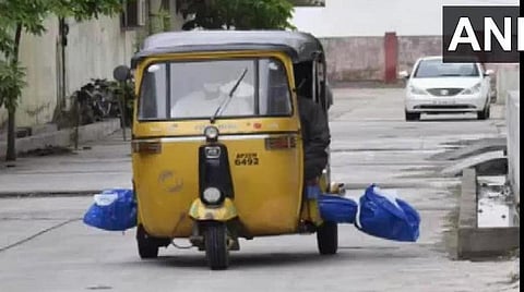 உயிரிழந்தவர் உடலின் தலைப்பகுதியும், கால்பகுதியும் வெளியே தெரியுமாறு ஆட்டோவில் கொண்டு செல்லப்பட்ட காட்சி : படம் |ஏஎன்ஐ.