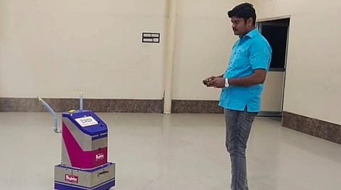 கிருமிநாசினி தெளிக்கும் ரோபோட்டைக் கண்டுபிடித்த பொறியாளர் சுந்தரேசன்.