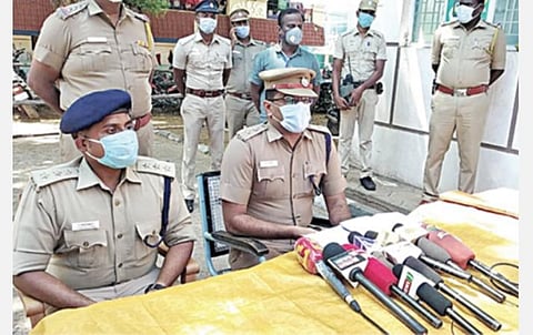 நிலத் தகராறில் துப்பாக்கியால் சுட்டதில் ஒருவர் காயம்; திருப்போரூர் தொகுதி திமுக எம்எல்ஏ கைது: கொலை முயற்சி உள்ளிட்ட 6 பிரிவுகளில் வழக்கு பதிவு- 2 துப்பாக்கிகள், தோட்டாக்கள் பறிமுதல்