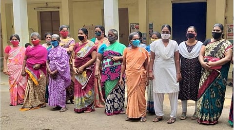 நுண் நிதி நிறுவனங்கள் மீது நடவடிக்கை கோரி கோவில்பட்டியில் மகளிர் சுய உதவிக்குழுவினர் முற்றுகை