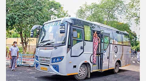 ராஜஸ்தான் மாநிலத்தில் அசோக் கெலாட் தலைமையிலான காங்கிரஸ் அரசில் கட்சி எம்எல்ஏ.க்கள் சிலர் அதிருப்தியில் உள்ளனர். ஆட்சி கவிழும் சூழல் நிலவுவதால், எம்எல்ஏ.க்களின் பலத்தைக் காட்ட ஜெய்ப்பூரில் முதல்வர் அசோக் கெலாட் நேற்று அவசர ஆலோசனை நடத்தினார். இதில் கட்சி நிர்வாகிகள், எம்எல்ஏ.க்களுடன் பங்கேற்ற மாநில அமைச்சர் மம்தா பூபேஷ், பேருந்தில் ஹோட்டலுக்கு கிளம்புகிறார். படம்: பிடிஐ﻿