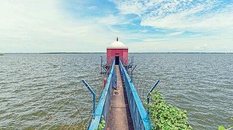 தமிழகத்தில் தென்மேற்கு பருவமழை பெய்யத் தொடங்கி உள்ள நிலையில் சென்னை மக்களின் முக்கிய நீர் ஆதாரமான புழல் ஏரியின் நீர்மட்டம் உயர்ந்து கடல்போல் காட்சி அளிக்கிறது. படம்: பு.க.பிரவீன்.