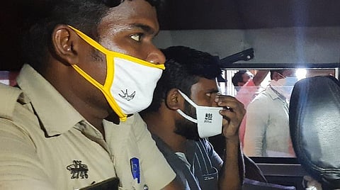 கைது செய்து அழைத்துச் செல்லப்படும் சுரேந்தர்
