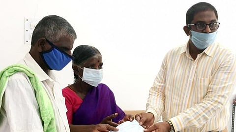 மாற்றுத்திறனாளி தம்பதிக்கு உதவும் மாவட்ட ஆட்சியர் கதிரவன்