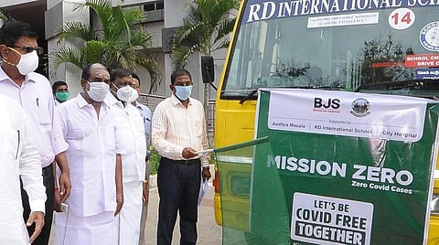 மருத்துவ வாகனங்களை மாவட்ட ஆட்சியர் சி.கதிரவன் தொடங்கி வைத்தார்.