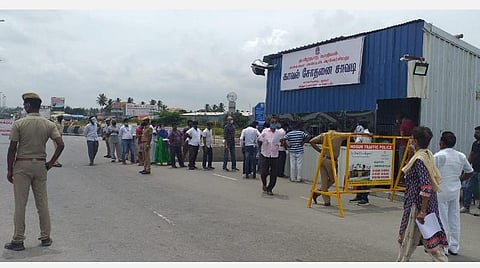 ஓசூர் எல்லையில் கூட்டமாகப் படையெடுக்கும் பெங்களூரு தமிழர்கள்: பெங்களூருவில் முழு ஊரடங்கு எதிரொலி- வாகன சோதனை தீவிரம்