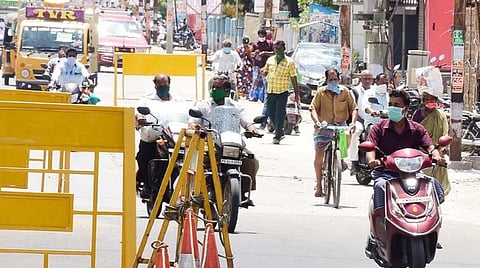 விழுப்புரம் நகரில்  சாலையில் பயணிக்கும் வாகன ஓட்டிகள் |கோப்புப் படம்.
