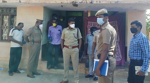 காளையார்கோவில் அருகே முடுக்கூரணியில் இரட்டை கொலை செய்துவிட்டு நகைகளை கொள்ளையடித்த வீட்டை பார்வையிட்ட எஸ்பி வருண்குமார். 