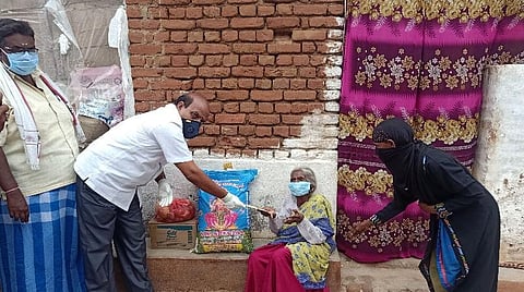 மூதாட்டியின் குடும்பத்திற்கு உதவும் ஆம்பூர் எம்எல்ஏ வில்வநாதன்.