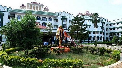 திருச்சி சிந்தாமணி சந்தை கடைகளை காலி செய்வதற்கு எதிராக வியாபாரிகள் வழக்கு: மாநகராட்சி ஆணையர் அறிக்கை தாக்கல் செய்ய உத்தரவு