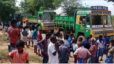 விஸ்வரூபம் எடுக்கும் மணல் கடத்தல் பிரச்சினை: இளையான்குடி அருகே 50 லாரிகளை கிராமமக்கள் சிறைபிடித்ததால் பரபரப்பு