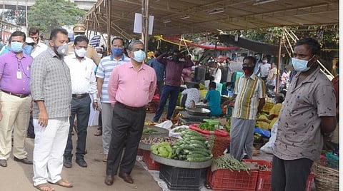 கோவை லாரிப்பேட்டை காய்கறி மார்க்கெட் ஆய்வில் ஆட்சியர்