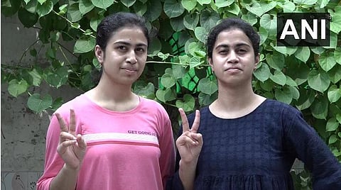 பொதுத்தேர்வின் அனைத்துப் பாடங்களிலும் ஒரே மாதிரியான மதிப்பெண்கள் பெற்று இரட்டைச் சகோதரிகள் அசத்தல்