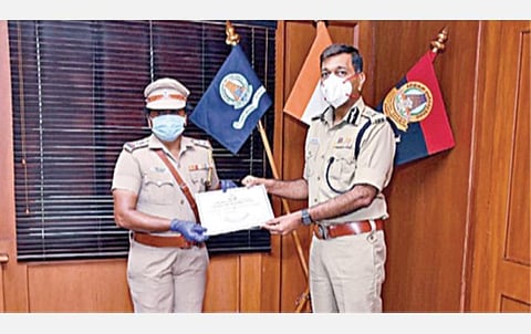 மனநலம் பாதிக்கப்பட்ட பெண்ணை மீட்டு, காப்பகத்தில் சேர்த்த பெண் காவல் ஆய்வாளர் ராஜேஸ்வரியை நேரில் அழைத்து பாராட்டு தெரிவித்த சென்னை பெருநகர காவல் ஆணையர் மகேஷ் குமார் அகர்வால்.