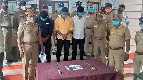 காரில் துப்பாக்கியுடன் வந்தபோது கோவில்பட்டி அருகே தோட்டிலோவன்பட்டி காவல் சோதனைச்சாவடியில் கைது செய்யப்பட்ட குமுளி ராஜ்குமார், வினோத், சுரேந்தர்.