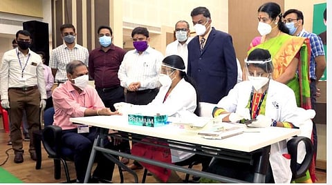 கரோனா தடுப்புப் பணியாளர்கள் 44,000 பேருக்கு நோய் எதிர்ப்பு சக்தி பரிசோதனை: சென்னை மாநகராட்சி ஆணையர் தொடங்கி வைத்தார்