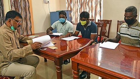 தூத்துக்குடி அரசு விருந்தினர் மாளிகையில் வைத்து கோவில்பட்டி சிறை காவலர்களிடம் மாநில மனித உரிமைகள் ஆணைய விசாரணை அதிகாரி குமார் விசாரணை நடத்தினார். படம்: என்.ராஜேஷ்