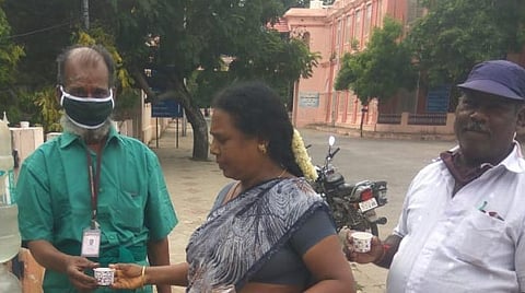 இலவசமாக கபசுரக் குடிநீரை வழங்கிவரும் பொறியாளர்.