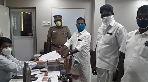 சார் ஆட்சியரிடம் மனு அளித்த மீனவப் பிரதிநிதிகள்.