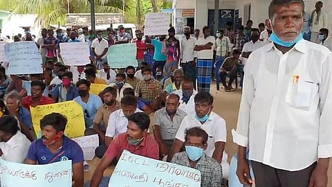 எரிவாயு குழாய் பதிக்க எதிர்ப்பு: தூத்துக்குடி அருகே கிராம மக்கள் காத்திருப்புப் போராட்டம்