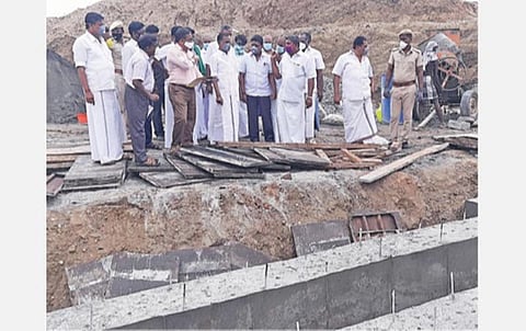 ஆரணி அடுத்த மேல்சீசமங்கலம் கிராமத்தில் ரூ.98 லட்சத்தில் நடைபெறும் ஏரி சீரமைப்புப் பணியை ஆய்வு செய்த இந்து சமய அறநிலையத் துறை அமைச்சர் சேவூர் எஸ். ராமச்சந்திரன்.