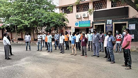 ரயில்வேயை தனியார்மயமாக்குவதைக் கண்டித்து கோவில்பட்டியில் எஸ்.ஆர்.எம்.யு. ஆர்ப்பாட்டம்