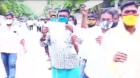 தனவேலுவின் ஆதரவாளர்கள்