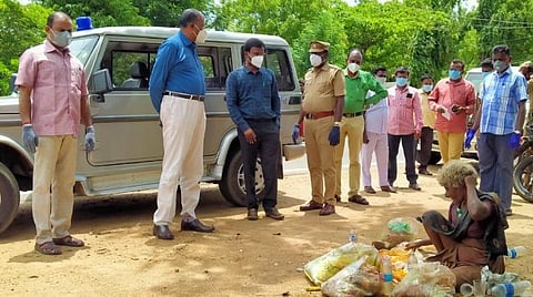 புதுக்கோட்டையில் ஆதரவற்ற மனநலம் பாதிக்கப்பட்டோரை மீட்கும் அலுவலர்கள்