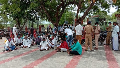 மயானத்துக்கு பாதை கேட்டு இளையான்குடி வட்டாட்சியர் அலுவலகத்தை முற்றுகையிட்ட கண்டணி கிராமமக்கள்.
