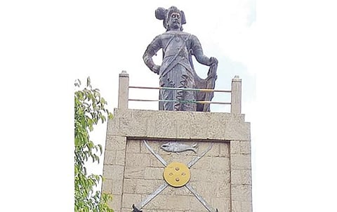 சிவாஜி நிறுவிய வீரபாண்டிய கட்டபொம்மன் சிலை.