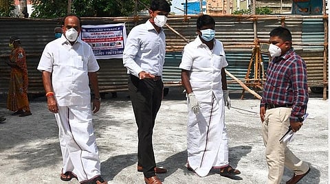 அமைச்சர் கடம்பூர் ராஜூ, தூத்துக்குடி ஆட்சியர் சந்தீப் நந்தூரி, அமைச்சர் விஜயபாஸ்கர் (இடமிருந்து வலமாக)