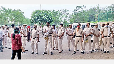 காங்கிரஸ் அதிருப்தி எம்எல்ஏ.க்கள் தங்கியிருந்த ஹரியாணாவில் உள்ள மானேசர் ஓட்டலில் ராஜஸ்தான் போலீஸார் நேற்று சென்று சோதனை நடத்தினர்.
