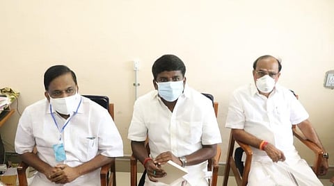 செய்தியாளர்களுக்குப் பேட்டியளிக்கும் அமைச்சர் விஜயபாஸ்கர்