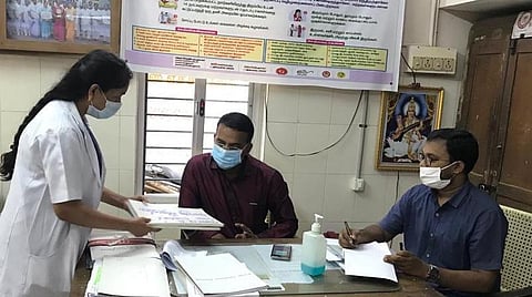 புதுச்சேரி ஆரம்ப சுகாதார நிலையத்தில் இன்று ஆய்வு பணிகளை மேற்கொண்ட சுகாதாரத்துறை துணை இயக்குநர் ரகுநாதன்.