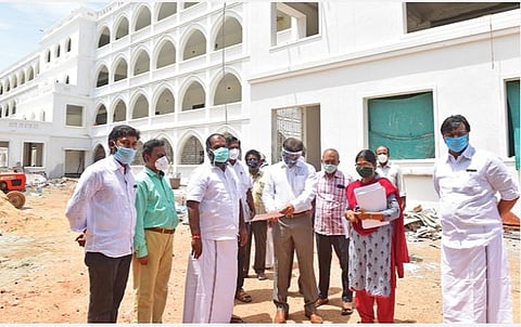 மதுரை மாவட்ட ஆட்சியர் அலுவலக வளாகத்தில் புதிய கட்டிடங்கள் கட்டப்படுவதை ஆய்வு செய்த அமைச்சர் ஆர்.பி.உதயகுமார். படம்:எஸ்.கிருஷ்ணமூர்த்தி﻿