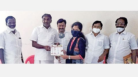 வாணியம்பாடியில் தகவல் தொழில் நுட்பப் பிரிவினருக்கு விண்ணப்பப் படிவங்களை  வழங்கிய அமைச்சர் கே.சி.வீரமணி.