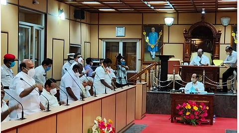 கிரண்பேடியும், நாராயணசாமியும் இரவு தொடங்கி காலை வரை தொடர் கடிதம்; ஆளுநர் உரையின்றி புதுச்சேரி சட்டப்பேரவை தொடக்கம்